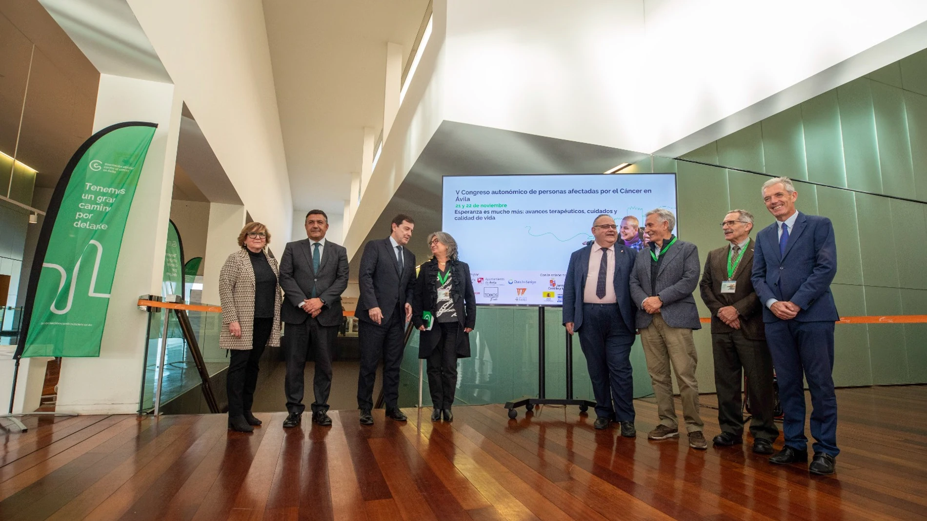 Mañueco a su llegada al V Congreso Autonómico de Personas Afectadas por Cáncer junto al consejero Alejandro Vázquez o Carlos García, entre otros