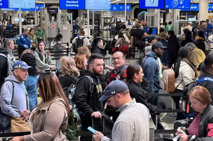 Estados Unidos premiará con 10.000 dólares a 800 controladores aéreos y técnicos que no se ausentaron durante el cierre gubernamental Estados Unidos premiará con 10.000 dólares a 800 controladores aéreos y técnicos que no se ausentaron durante el cierre gubernamental