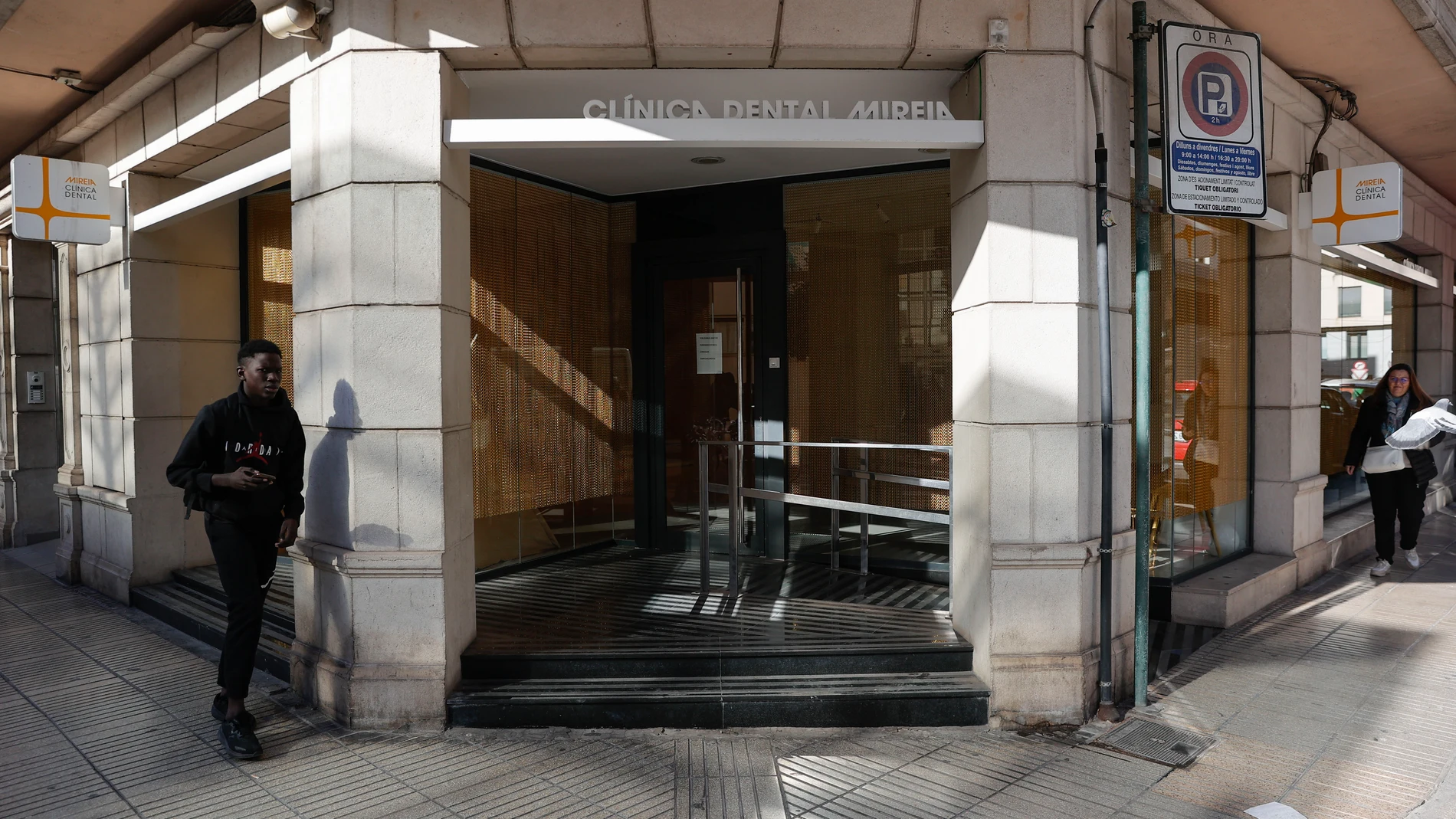 ALZIRA (VALÈNCIA), 21/11/2025.- Fachada principal de la clínica dental de Alzira (València). Una niña de seis años ha fallecido tras haber sido atendida en una clínica dental privada de Alzira, mientras que otra menor, de 4 años, atendida en la misma clínica, se encuentra ingresada en el hospital Clínico de València. EFE/ Manuel Bruque