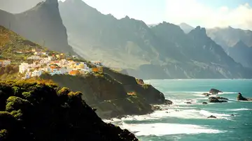 El pueblo que parece colgado entre la selva española y el océano y que casi nadie sabe encontrar El pueblo que parece colgado entre la selva española y el océano y que casi nadie sabe encontrar