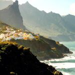 El pueblo que parece colgado entre la selva española y el océano y que casi nadie sabe encontrar