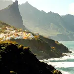 El pueblo que parece colgado entre la selva española y el océano y que casi nadie sabe encontrar