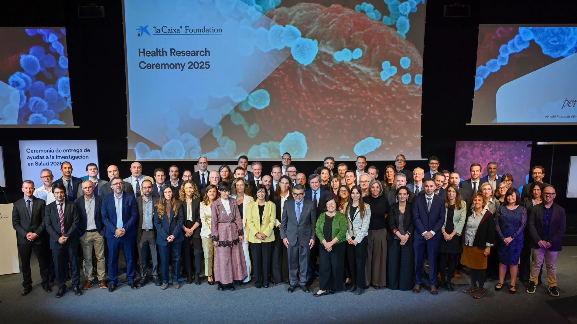 Foto de familia del acto de entrega de las ayudas, celebrado en el Museo de la Ciencia CosmoCaixa de Barcelona