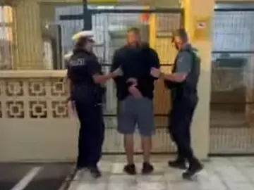 Detenido en Tenerife un hombre buscado en Italia por tráfico de drogas y armas Momento de la detención del fugitivo italiano