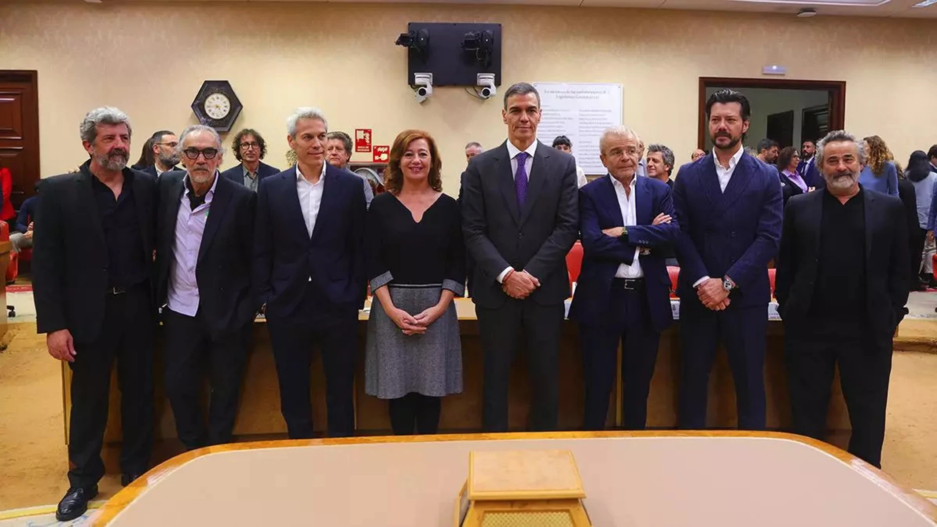 La presidenta del Congreso y el presidente del Gobierno, junto al equipo de 'Anatomía de un instante'