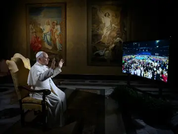 El Papa León XVI durante su 'visita digital' a los Estados Unidos FOTODELDÍA VATICANO (Ciudad del Vaticano), 21/11/2025.- Fotografía distribuida por los medios del Vaticano muestra al Papa León XVI durante su "visita digital" a los Estados Unidos a través de un enlace de video con los jóvenes de la Conferencia Nacional de la Juventud Católica (NCYC), que se está celebrando actualmente en el Lucas Oil Stadium de Indianápolis, EE. UU., en la Ciudad del Vaticano, el 21 de noviembre de 2025. EFE/EPA/VATICAN MEDIA SOLO USO EDITORIAL/PROHIBIDA LA VENTA