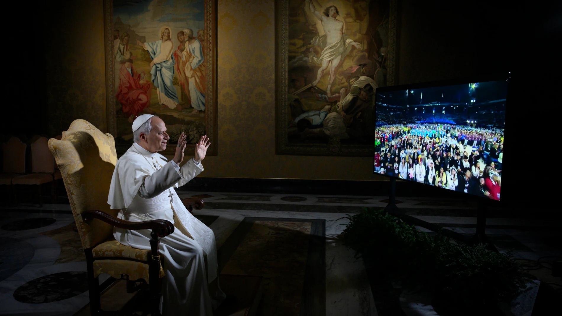 FOTODELDÍA VATICANO (Ciudad del Vaticano), 21/11/2025.- Fotografía distribuida por los medios del Vaticano muestra al Papa León XVI durante su "visita digital" a los Estados Unidos a través de un enlace de video con los jóvenes de la Conferencia Nacional de la Juventud Católica (NCYC), que se está celebrando actualmente en el Lucas Oil Stadium de Indianápolis, EE. UU., en la Ciudad del Vaticano, el 21 de noviembre de 2025. EFE/EPA/VATICAN MEDIA SOLO USO EDITORIAL/PROHIBIDA LA VENTA