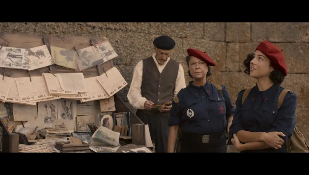 Paula Iglesias, a la derecha, en uno de los flashbacks