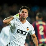Hugo Duro celebra el único gol del derbi valenciano