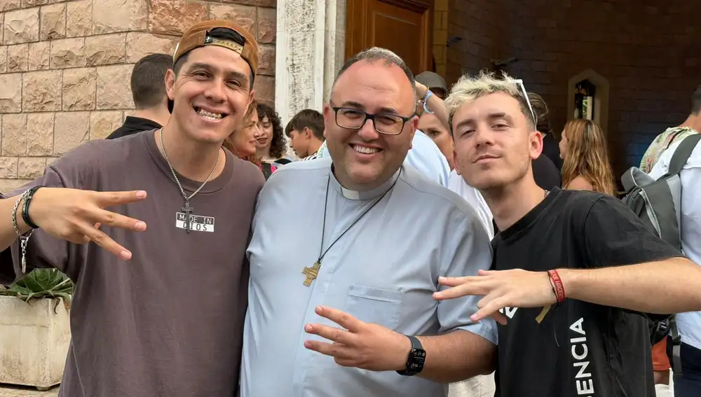 El párroco, junto a dos jóvenes