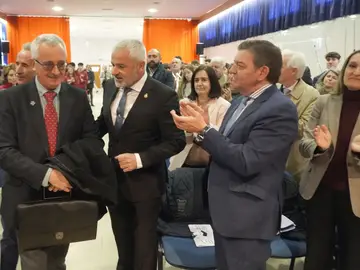 Los consejeros González Gago y Rocío Lucas aplauden a José Antonio Ortega Lara en presencia de Sebastián Nogales Los consejeros González Gago y Rocío Lucas aplauden a José Antonio Ortega Lara en presencia de Sebastián Nogales