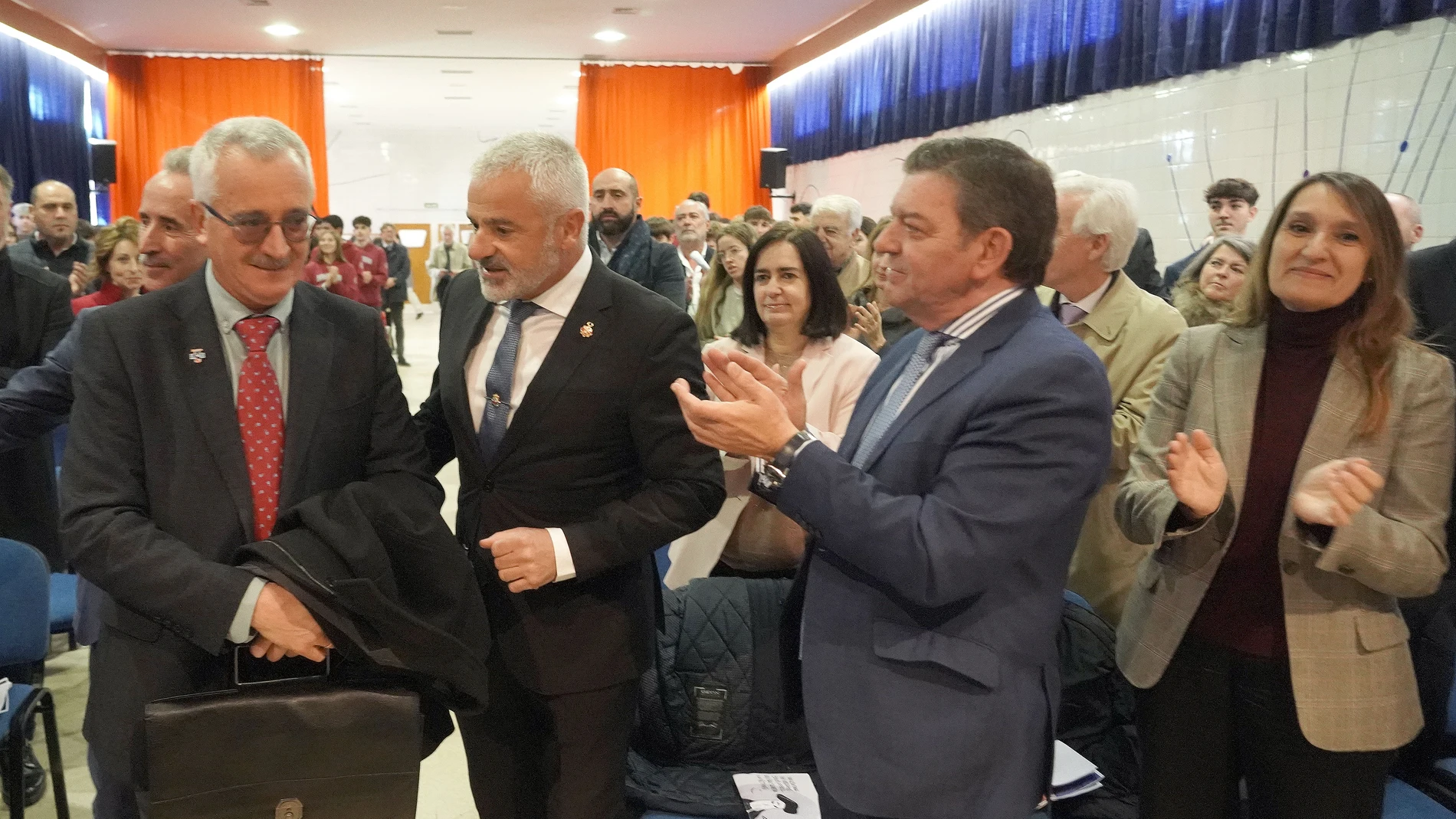 Los consejeros González Gago y Rocío Lucas aplauden a José Antonio Ortega Lara en presencia de Sebastián Nogales