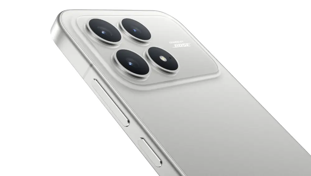 Las tres cámaras traseras del POCO F8 Pro con el flash LED y el logo de Bose