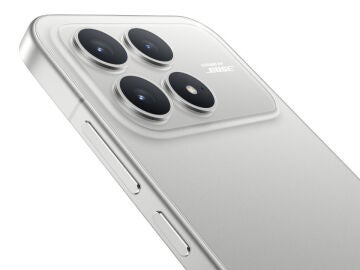 Las tres c&aacute;maras traseras del POCO F8 Pro con el flash LED y el logo de Bose