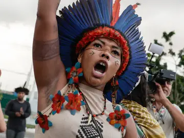 Indígenas se manifiestan en Belém por sus tierras y justicia AME1287. BELÉM (BRASIL), 21/11/2025.- Una mujer indígena protesta este viernes, en Belém (Brasil). Indígenas de diversas etnias y nacionalidades se manifestaron para exigir la demarcación de tierras, el castigo por los crímenes contra los pueblos originarios y el respeto a sus derechos. EFE/Fraga Alves