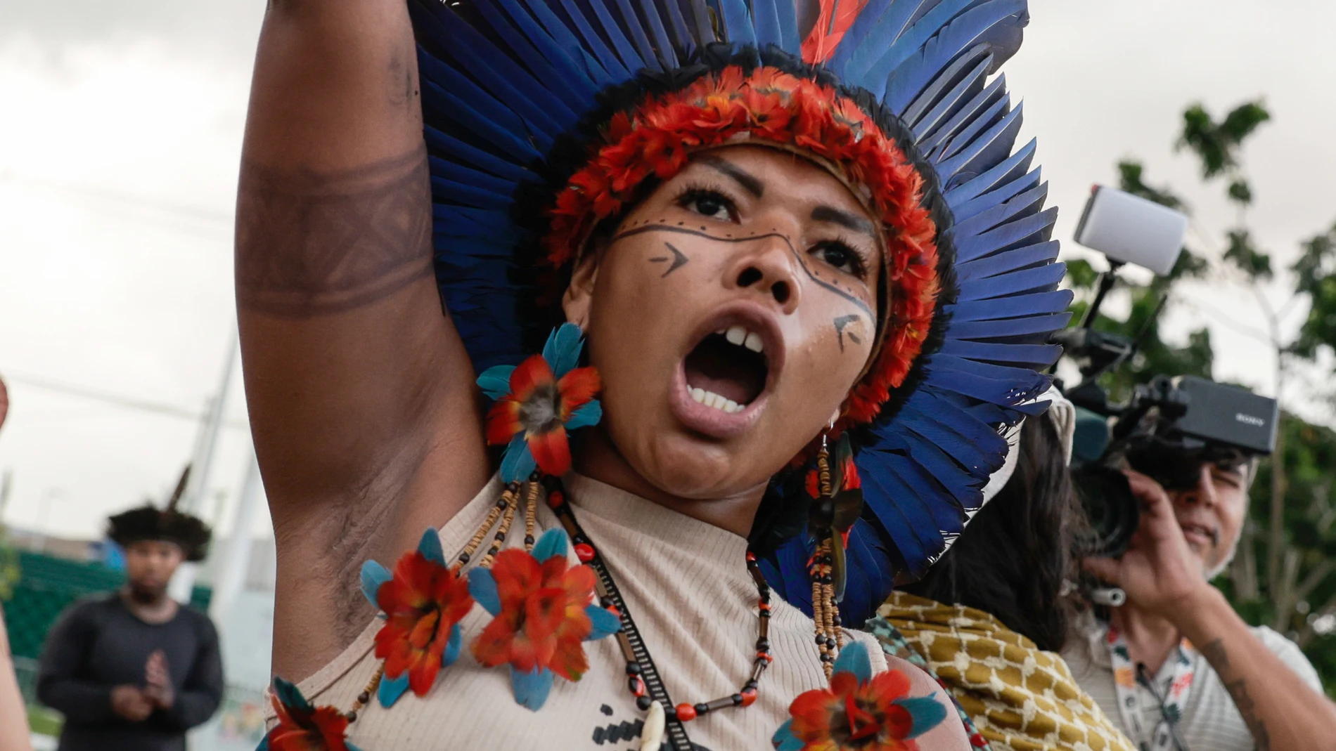 AME1287. BELÉM (BRASIL), 21/11/2025.- Una mujer indígena protesta este viernes, en Belém (Brasil). Indígenas de diversas etnias y nacionalidades se manifestaron para exigir la demarcación de tierras, el castigo por los crímenes contra los pueblos originarios y el respeto a sus derechos. EFE/Fraga Alves