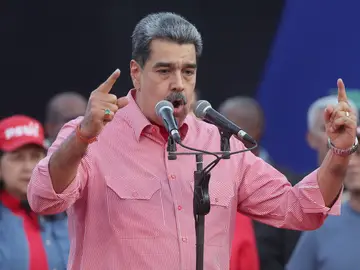 Nicolás Maduro canta 'Imagine' de John Lennon en medio de las tensiones con Estados Unidos AME9433. BOGOTÁ (COLOMBIA), 21/11/2025.- Fotografía de archivo del 15 de noviembre de 2025 que muestra al presidente de Venezuela, Nicolás Maduro, hablando durante un evento en Caracas (Venezuela). "War, no", "peace, peace, peace", dice Maduro, ante sus seguidores o en actos oficiales en los que hace mención a EE.UU., país que mantiene un inédito despliegue militar en el Caribe que ha elevado la tensión entre Caracas y Washington, y que el líder chavista parece dispuesto a apaciguar con diplo...