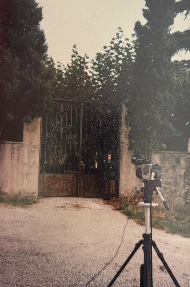 María Luisa Elío, en la puerta de su casa