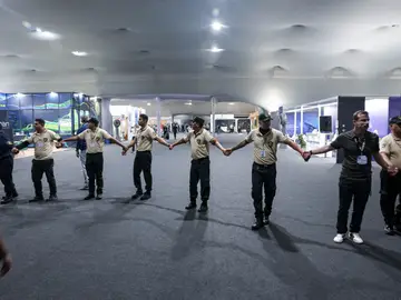 Brasil.- Prosiguen las negociaciones en la COP30 tras el incendio que obligó a evacuar las instalaciones November 20, 2025, Belem, Brazil, Brazil: Security personnel form a cordon inside the COP30 venue during the evacuation following a fire in the pavilion section in Belem, Brazil. The incident prompted attendees to leave the area as emergency teams responded. Europa Press/Contacto/Bianca Otero 20/11/2025 ONLY FOR USE IN SPAIN