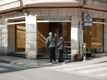 Muere una niña de 6 años tras un tratamiento dental en Alzira y otra de 4 está ingresada ALZIRA (VALÈNCIA), 21/11/2025.- Fachada principal de la clínica dental de Alzira (València). Una niña de seis años ha fallecido tras haber sido atendida en una clínica dental privada de Alzira, mientras que otra menor, de 4 años, atendida en la misma clínica, se encuentra ingresada en el hospital Clínico de València. EFE/ Manuel Bruque