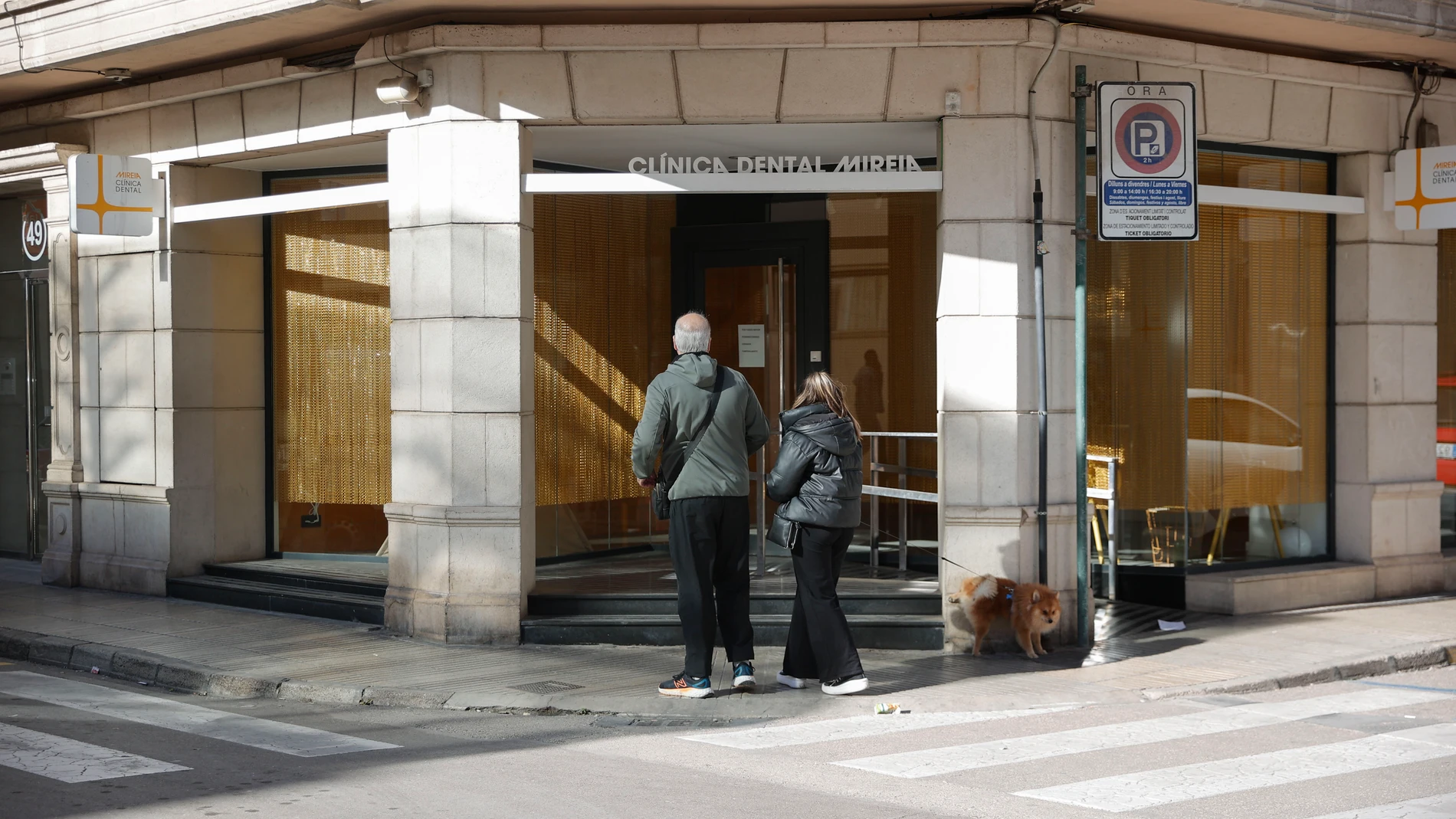 ALZIRA (VALÈNCIA), 21/11/2025.- Fachada principal de la clínica dental de Alzira (València). Una niña de seis años ha fallecido tras haber sido atendida en una clínica dental privada de Alzira, mientras que otra menor, de 4 años, atendida en la misma clínica, se encuentra ingresada en el hospital Clínico de València. EFE/ Manuel Bruque