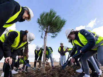 La alcaldesa de Alcobendas, Rocío García Alcántara, el concejal Jesús Montero, y estudiantes del IES Gloria Fu La alcaldesa de Alcobendas, Rocío García Alcántara, el concejal Jesús Montero, y estudiantes del IES Gloria Fuertes plantan el primer árbol del futuro Parque Forestal Princesa Leonor.