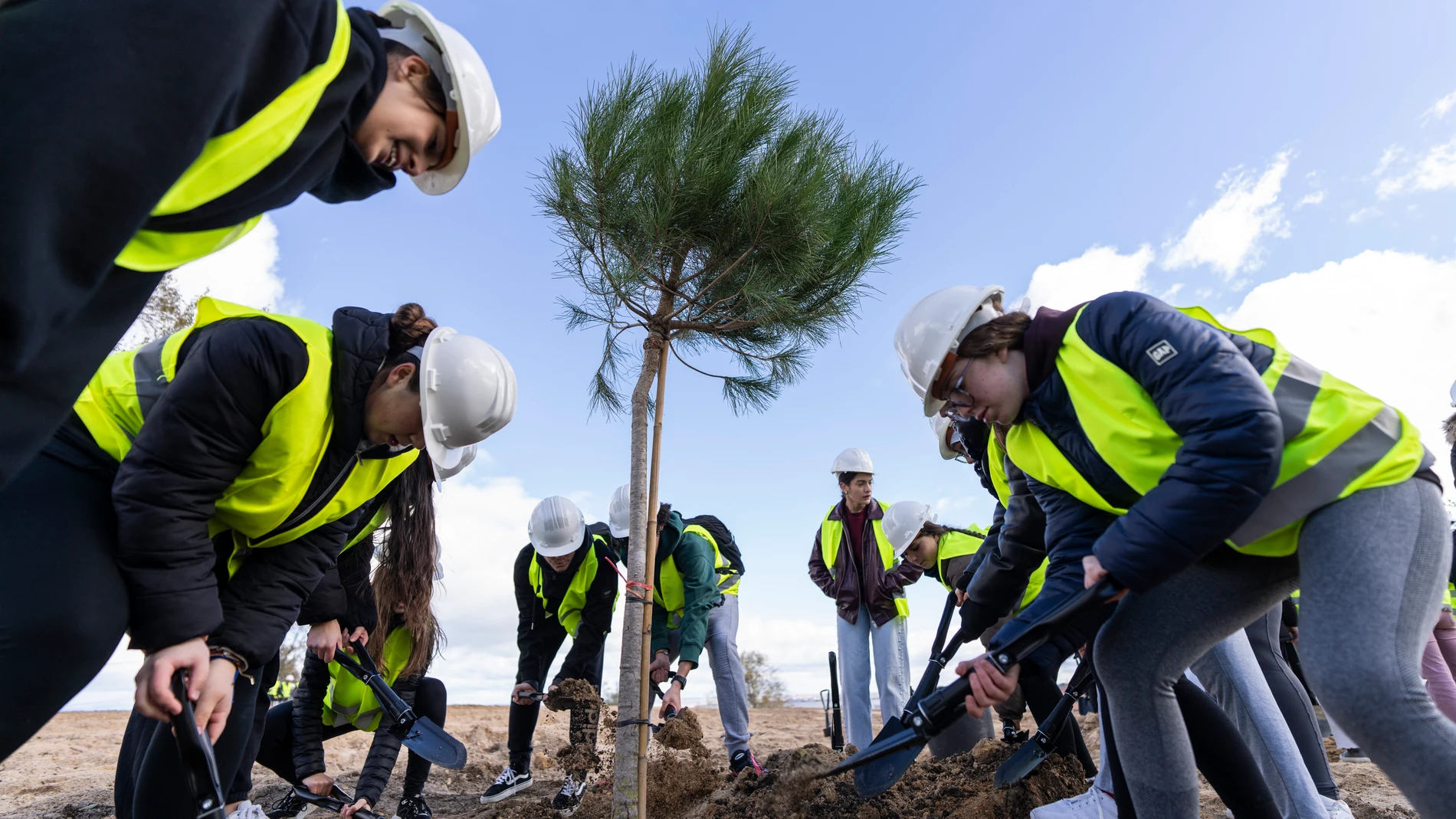 La alcaldesa de Alcobendas, Rocío García Alcántara, el concejal Jesús Montero, y estudiantes del IES Gloria Fuertes plantan el primer árbol del futuro Parque Forestal Princesa Leonor.