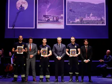 Madrid reconoce con los Premios y Honores de 2025 a cuatro de sus bomberos por su labor ejemplar Madrid reconoce con los Premios y Honores de 2025 a cuatro de sus bomberos por su labor ejemplar