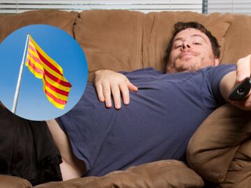 Una persona tirada en el sofá junto con la bandera de Cataluña Una persona tirada en el sofá junto con la bandera de Cataluña