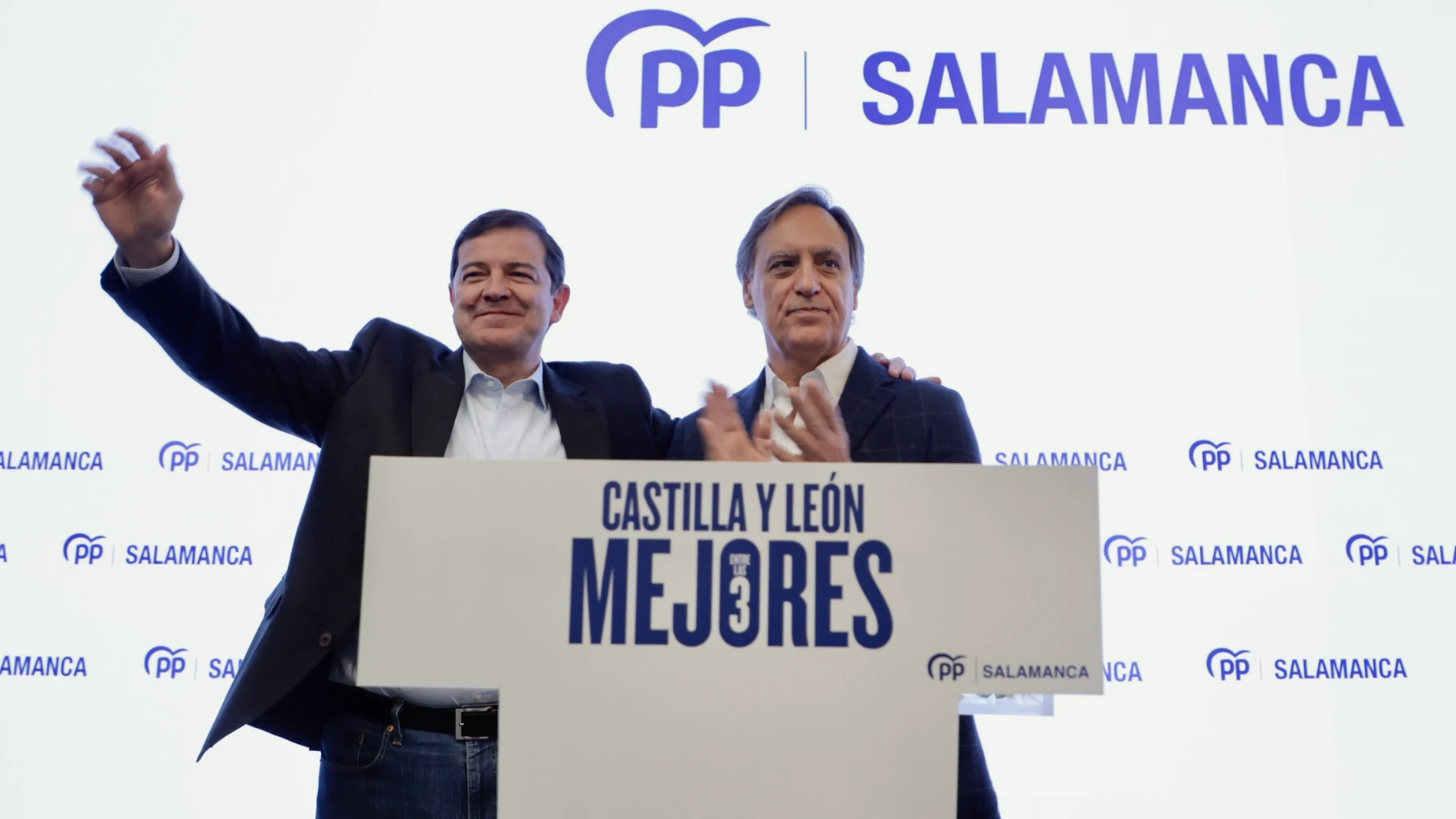 El presidente del Partido Popular de Castilla y León, Alfonso Fernández Mañueco, clausura la Junta Directiva del Partido Popular de Salamanca, junto al presidente provincial del partido, Carlos García Carbayo.