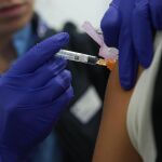 La mitad de los españoles no tiene intención de vacunarse frente a la gripe esta temporada, según un estudio