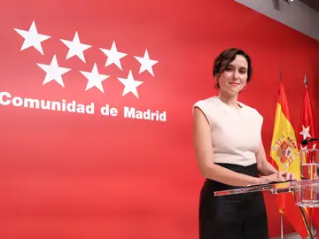 Ayuso comparece tras la condena al Fiscal General del Estado La presidenta de la Comunidad de Madrid, Isabel Díaz Ayuso, comparece ante los medios de comunicación, a 21 de noviembre de 2025, en Madrid (España). El Tribunal Supremo (TS) ha condenado al fiscal general del Estado, Álvaro García Ortíz, a dos años de inhabilitación y una multa de 7.200 euros por un delito de revelación de secretos contra Alberto González Amador --novio de la presidenta madrileña, Isabel Díaz Ayuso--, a quien ordena indemnizar con 10.000 euros por daños morales. 21 NOVIEMBR...