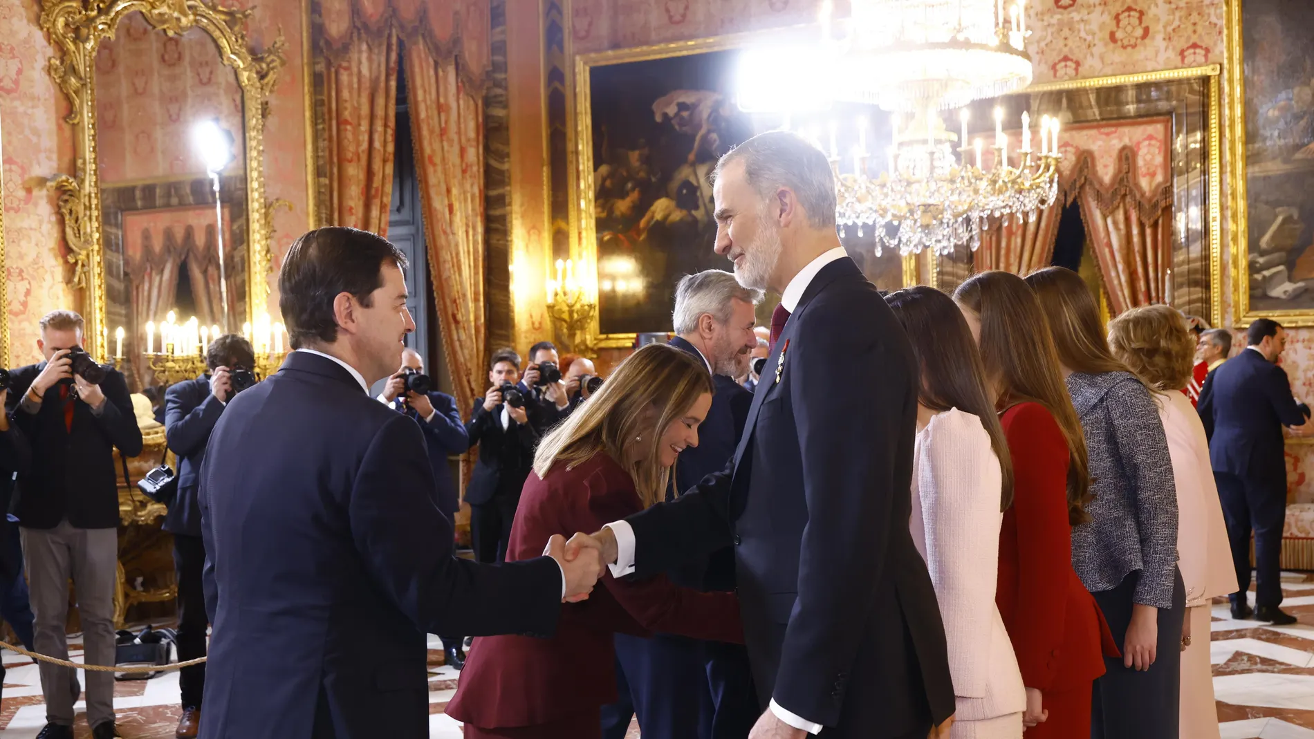El presidente de la Junta de Castilla y León, Alfonso Fernández Mañueco, ha asistido hoy en el Palacio Real de Madrid a la ceremonia de ingreso en la Insigne Orden del Toisón de Oro de su Majestad la Reina Doña Sofía, Felipe González, Miquel Roca, y Miguel Herrero y Rodríguez de Miñón. El acto ha estado presidido por SS.MM Los Reyes