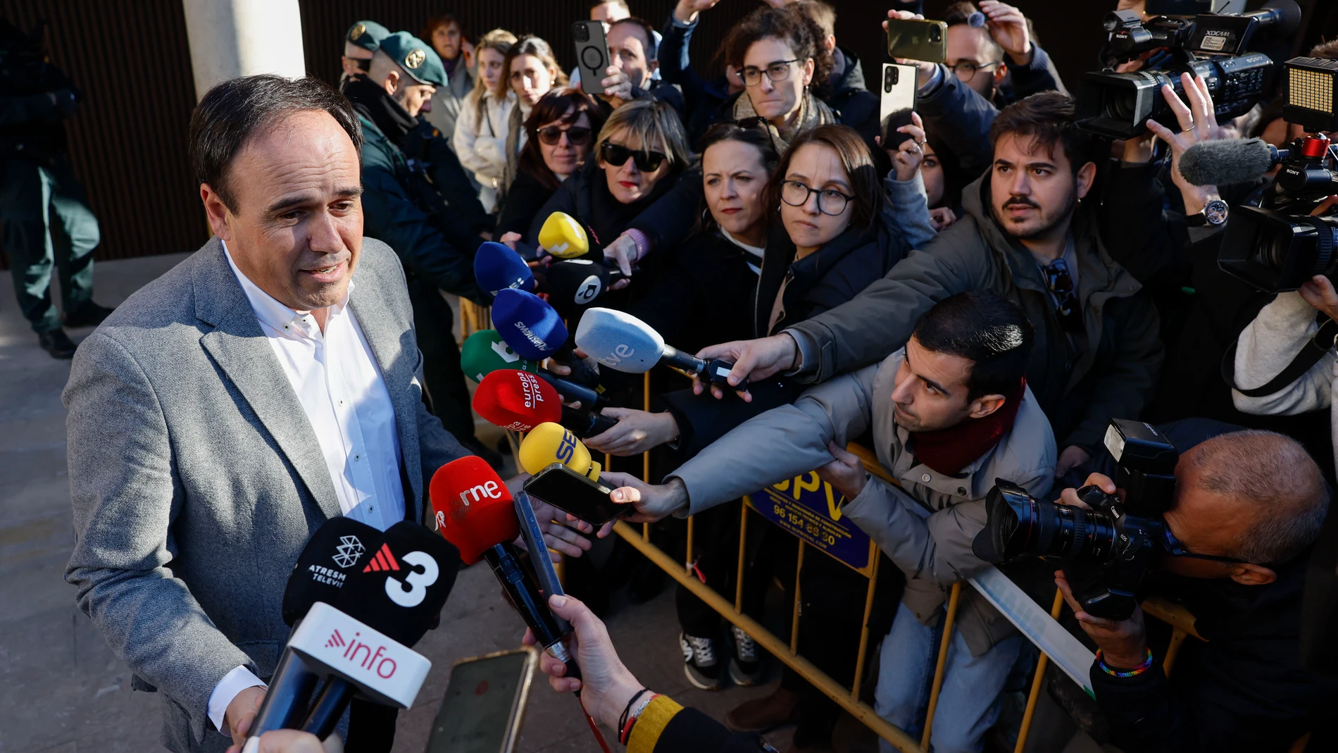 Pérez Llorca, a su salida de los juzgados de Catarroja