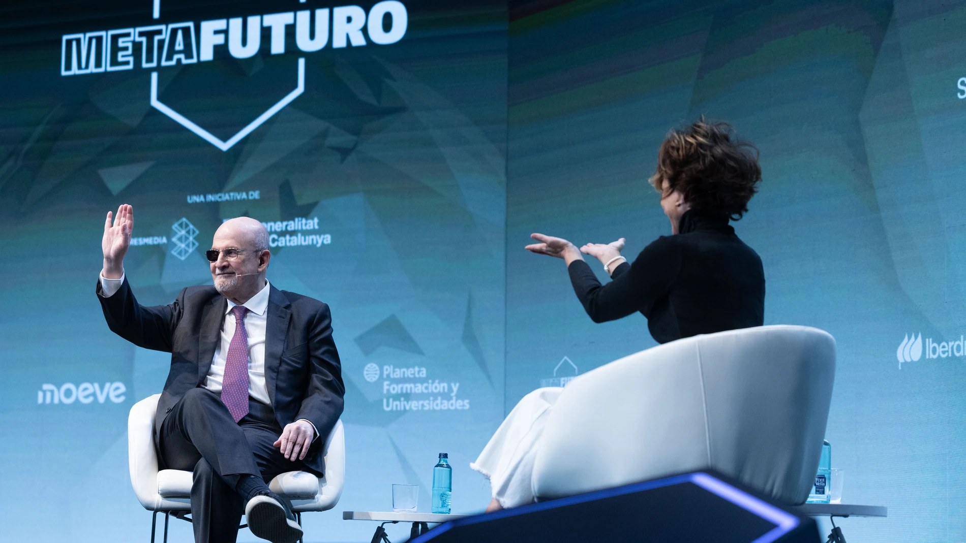 Salman Rusdhie en un momento de su charla con Sonsoles Ónega