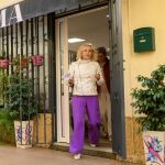 La presidenta de Amama Sevilla, Ángela Claverol, en la puerta de la asociación antes de atender a los medios