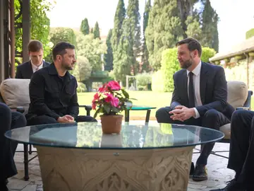 Zelenski y Vance coinciden en trabajar junto a Europa para lograr una paz "factible" para Ucrania (Foto de ARCHIVO) May 18, 2025, Rome, Italy: Ukrainian President Volodymyr Zelenskyy, left, comments during a bilateral meeting with U.S Vice President JD Vance on peace talks with Russia at the Villa Taverna, May 18, 2025 in Rome, Italy. The two met after attending the inaugural Mass for Pope Leo XIV in St. Peter's Square. Europa Press/Contacto/Ukraine Presidency/Ukrainian 18/05/2025 ONLY FOR USE IN SPAIN