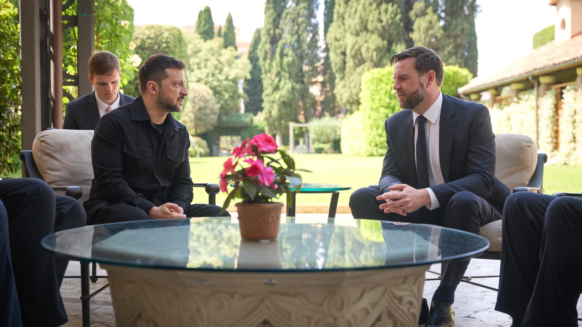 (Foto de ARCHIVO) May 18, 2025, Rome, Italy: Ukrainian President Volodymyr Zelenskyy, left, comments during a bilateral meeting with U.S Vice President JD Vance on peace talks with Russia at the Villa Taverna, May 18, 2025 in Rome, Italy. The two met after attending the inaugural Mass for Pope Leo XIV in St. Peter's Square. Europa Press/Contacto/Ukraine Presidency/Ukrainian 18/05/2025 ONLY FOR USE IN SPAIN