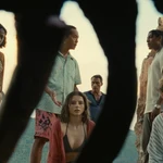 Los protagonistas de 'Tiempo' descubren que una aparentemente idílica playa provoca un envejecimiento acelerado