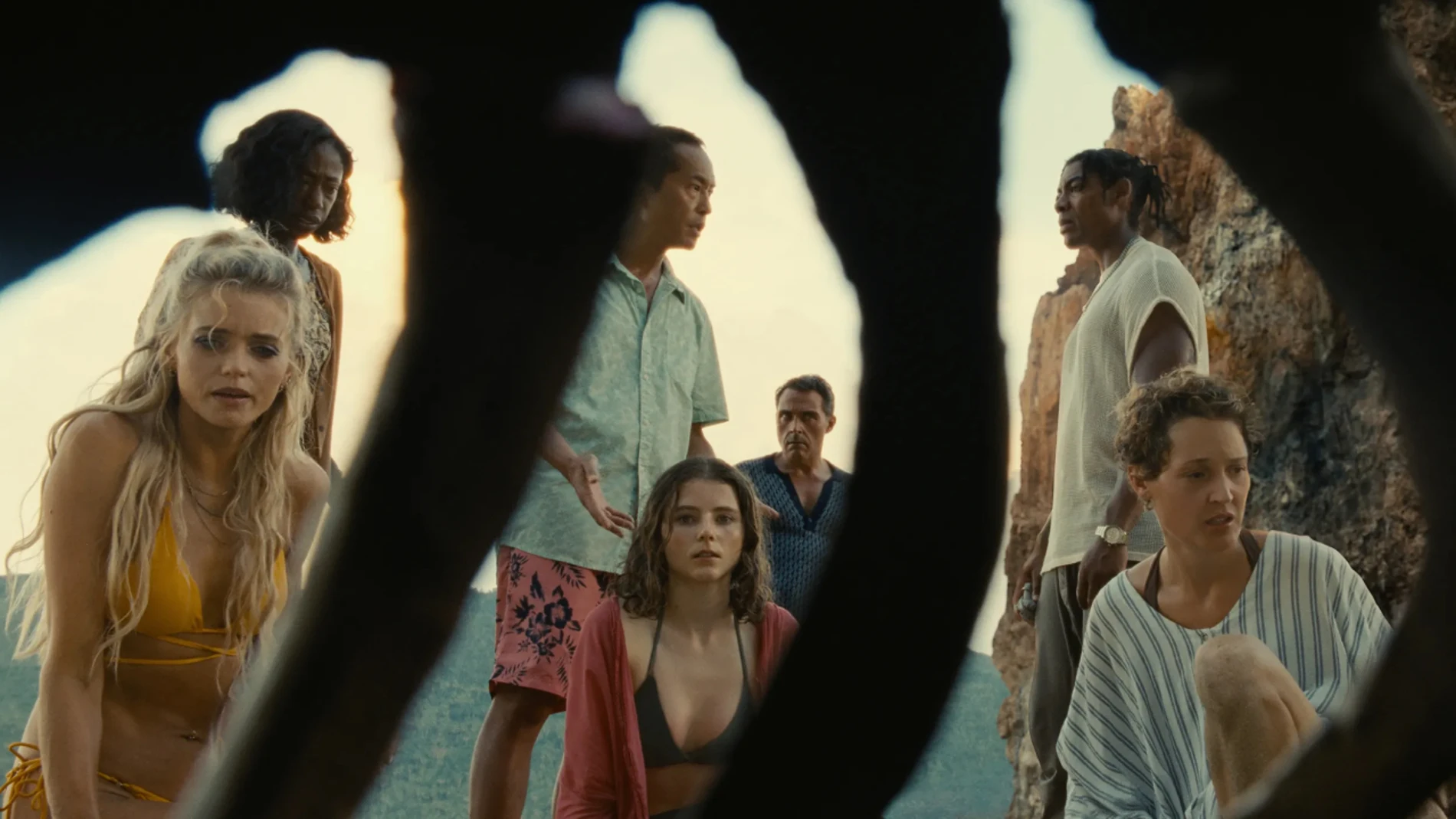 Los protagonistas de 'Tiempo' descubren que una aparentemente idílica playa provoca un envejecimiento acelerado