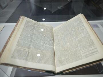Un libro abierto en una exposición