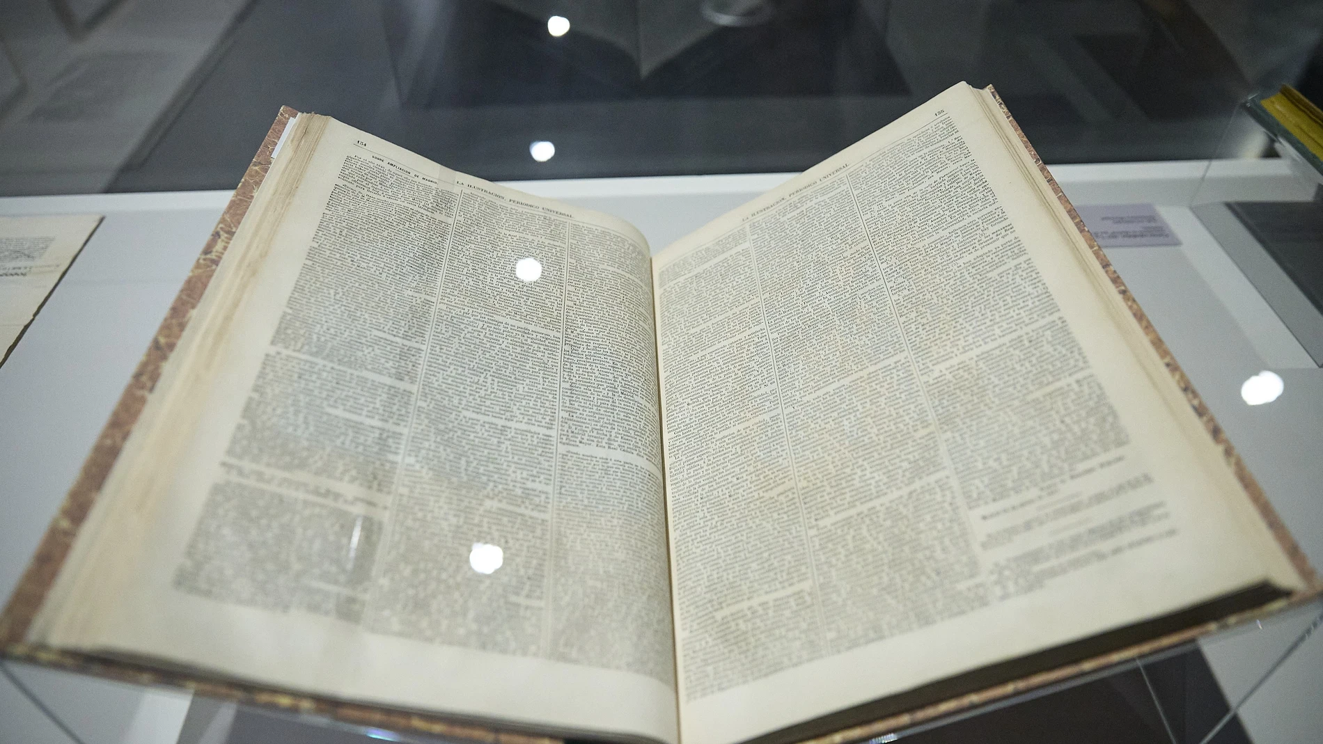 Un libro abierto en una exposición