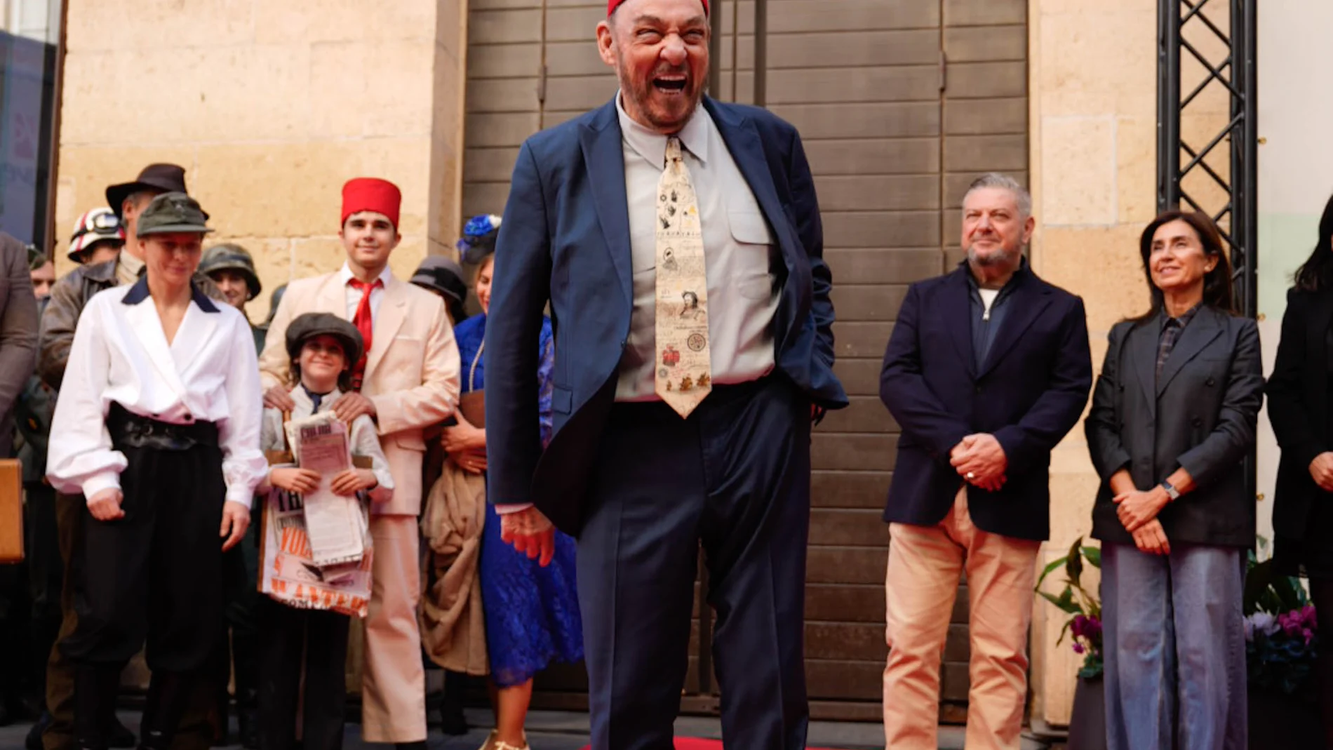 El actor John Rhys-Davies descubre su estrella en el Paseo de la Fama de Almería, a 22 de noviembre de 2025 en Almería (Andalucía, España). El actor John Rhys-Davies ha arrasado este sábado con su presencia y carisma en el Festival Internacional de Cine de Almería (Fical) que lo reconoce con su máximo galardón por su papel de Sallah, el egipcio bonachón y aliado de Indiana Jones en las cintas rodadas a las órdenes de Steven Spielberg, por el cual los seguidores de la saga le han expresado un...