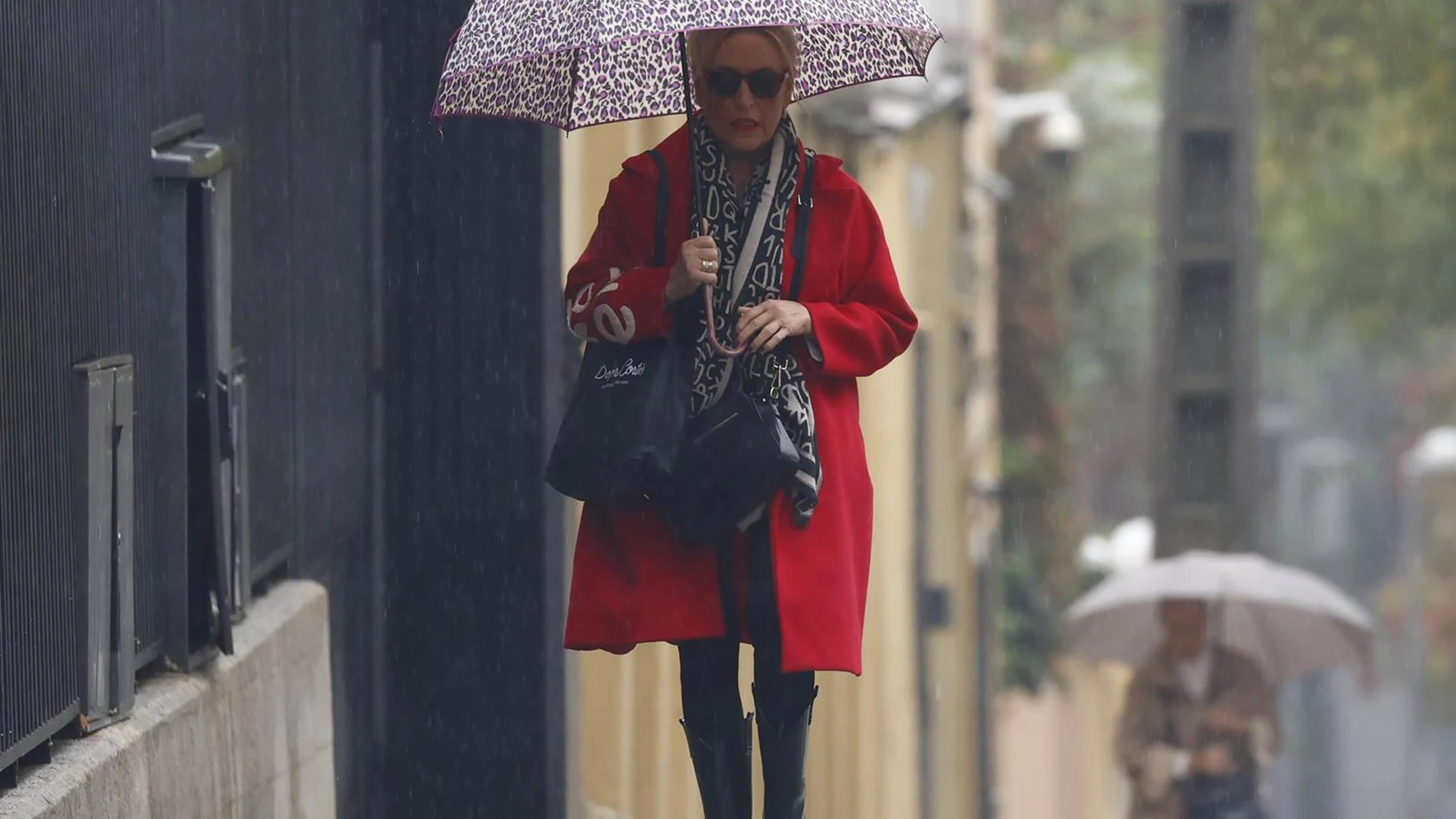 Lydia Lozano, más seria que nunca, permanece al lado de su marido Charly durante su ingreso hospitalario