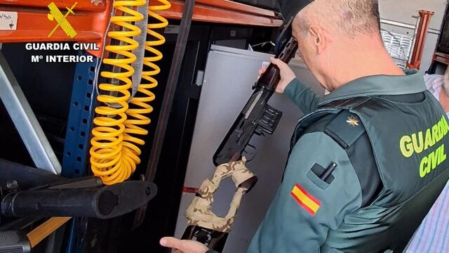 MURCIA.-La Guardia Civil inspecciona los medios utilizados en el rodaje en Murcia de la película 'F.A.S.T.'