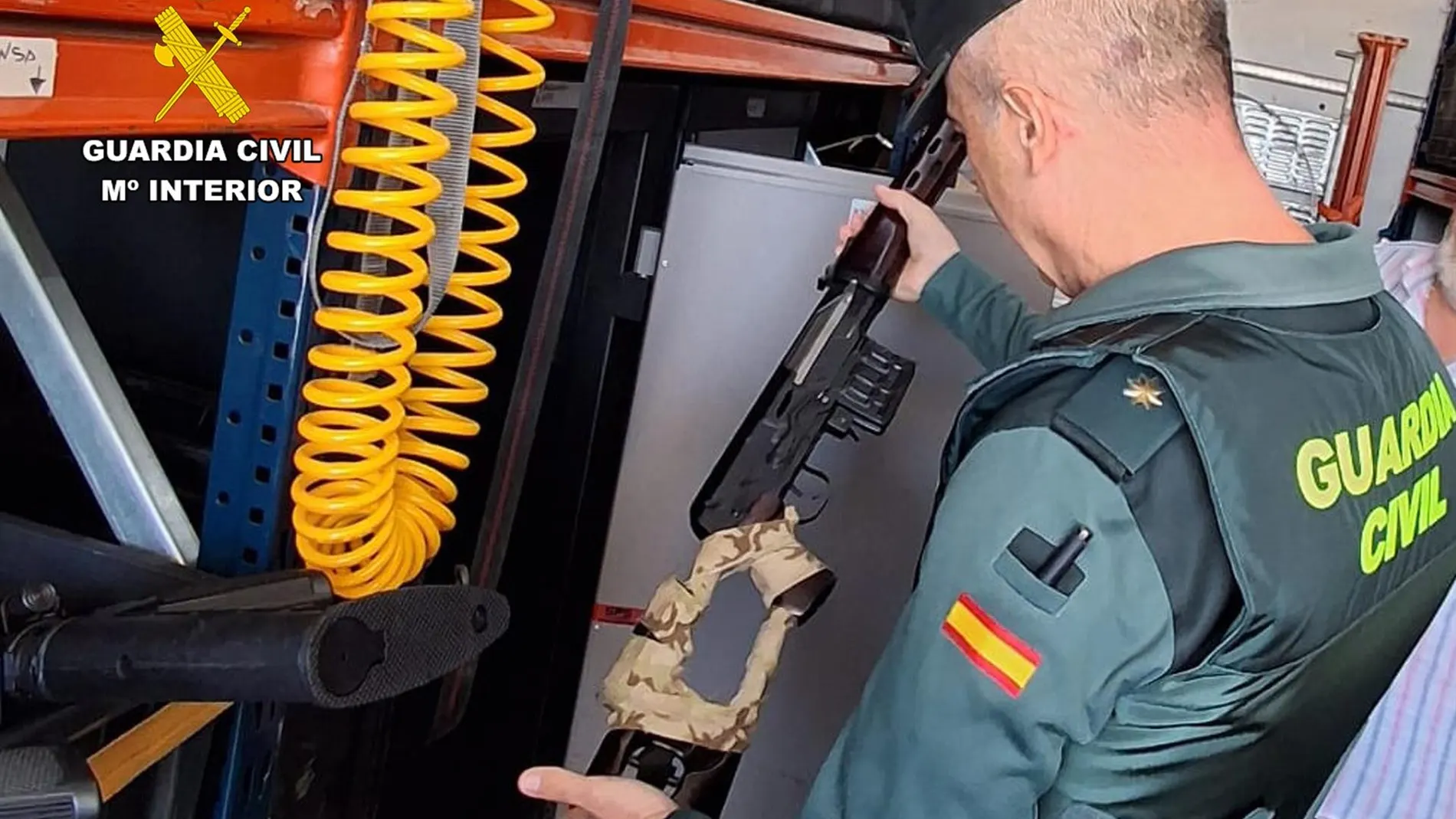 MURCIA.-La Guardia Civil inspecciona los medios utilizados en el rodaje en Murcia de la película 'F.A.S.T.'