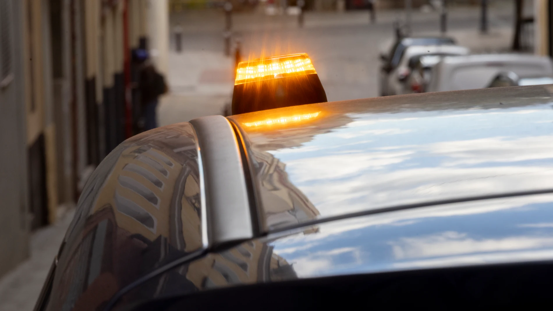 Baliza V16 de emergencia para vehículos, a 21 de noviembre de 2025, en Madrid (España). La baliza V16 conectada será obligatoria a partir del 1 de enero de 2026 para señalizar averías o situaciones de emergencia en carretera, en sustitución de los triángulos de emergencia tradicionales. Este dispositivo debe guardarse en la guantera y, en caso de necesidad, el conductor puede activarlo y colocarlo en el punto más alto y visible del vehículo sin salir de este, aumentando así la seguridad. 22 ...