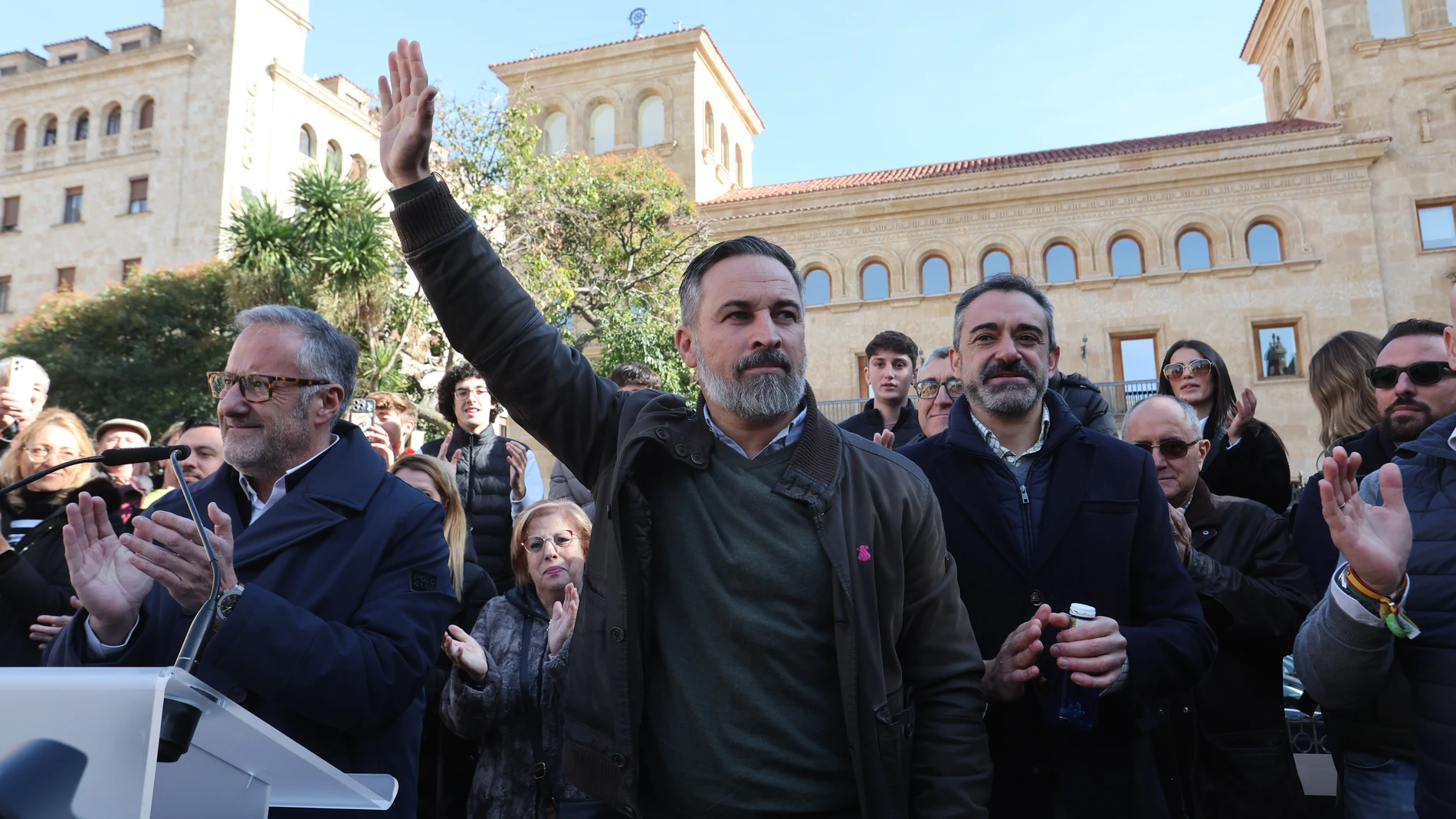 SALAMANCA (ESPAÑA), 22/11/2025.- El presidente nacional de Vox, Santiago Abascal (c) ha prometido este sábado en Salamanca, durante un acto político, que sacará del poder al presidente del Gobierno de España, Pedro Sánchez, así como a su equipo, y que los sentará en el banquillo para que acaben en la cárcel. EFE/JM García