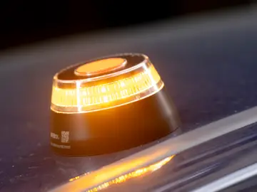 Obligatoriedad de la baliza V16 a partir del 1 de enero de 2026 Baliza V16 de emergencia para vehículos, a 21 de noviembre de 2025, en Madrid (España). La baliza V16 conectada será obligatoria a partir del 1 de enero de 2026 para señalizar averías o situaciones de emergencia en carretera, en sustitución de los triángulos de emergencia tradicionales. Este dispositivo debe guardarse en la guantera y, en caso de necesidad, el conductor puede activarlo y colocarlo en el punto más alto y visible del vehículo sin salir de este, aumentando así la seguridad. 22 ...