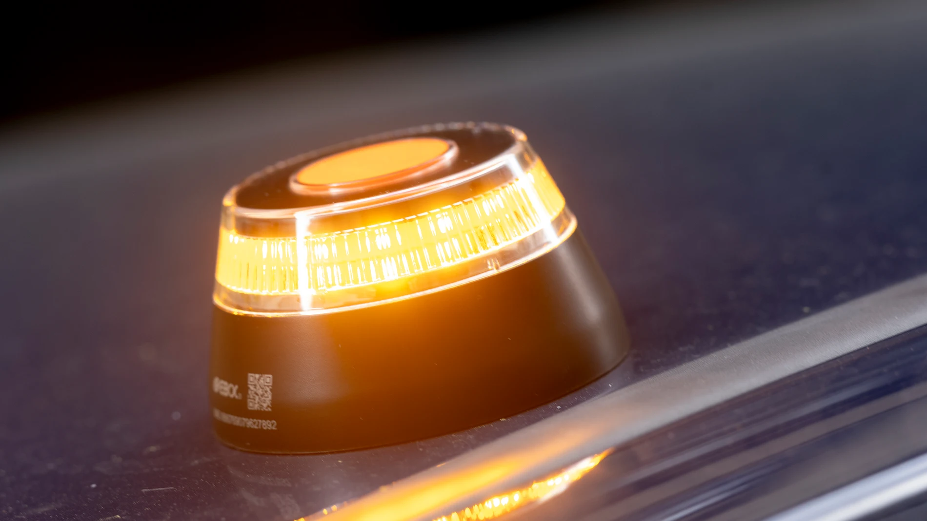 Baliza V16 de emergencia para vehículos, a 21 de noviembre de 2025, en Madrid (España). La baliza V16 conectada será obligatoria a partir del 1 de enero de 2026 para señalizar averías o situaciones de emergencia en carretera, en sustitución de los triángulos de emergencia tradicionales. Este dispositivo debe guardarse en la guantera y, en caso de necesidad, el conductor puede activarlo y colocarlo en el punto más alto y visible del vehículo sin salir de este, aumentando así la seguridad. 22 ...